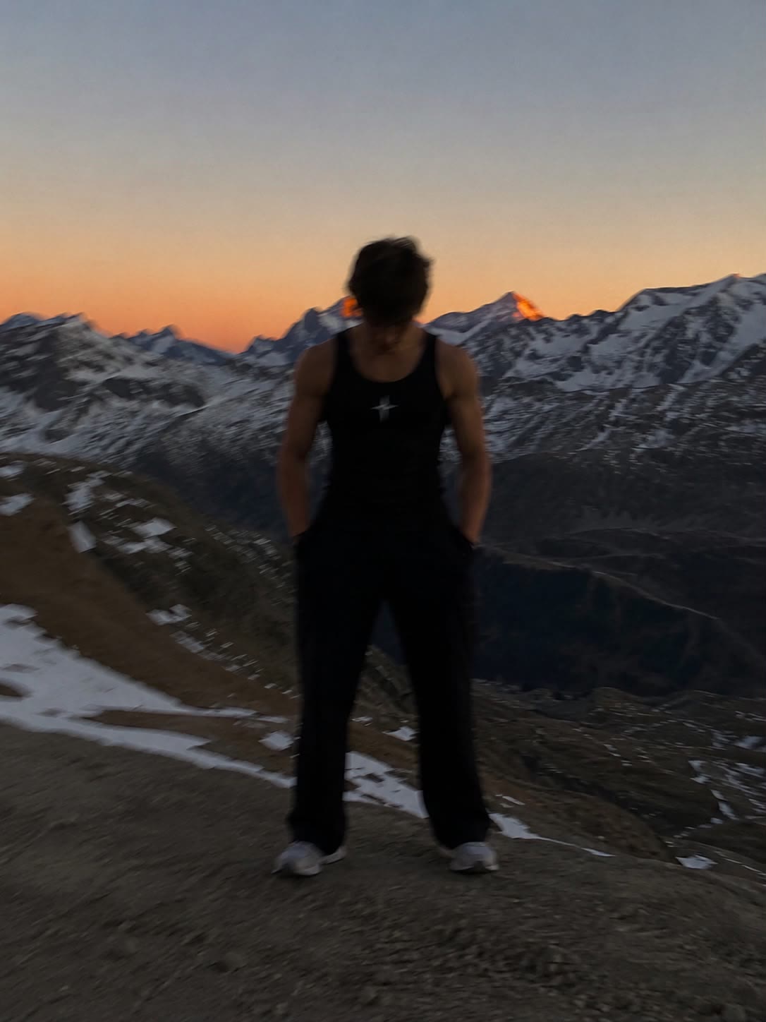 Sommets de montagne au crépuscule, univers de la marque fitness LLTK