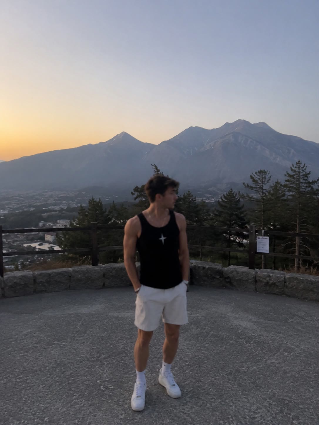 Débardeur LLTK porté en montagne au coucher de soleil