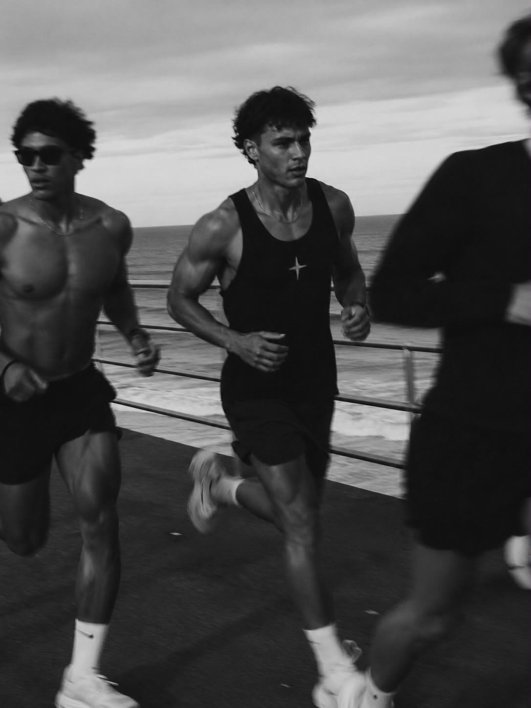 Course en groupe en tenue de sport LLTK